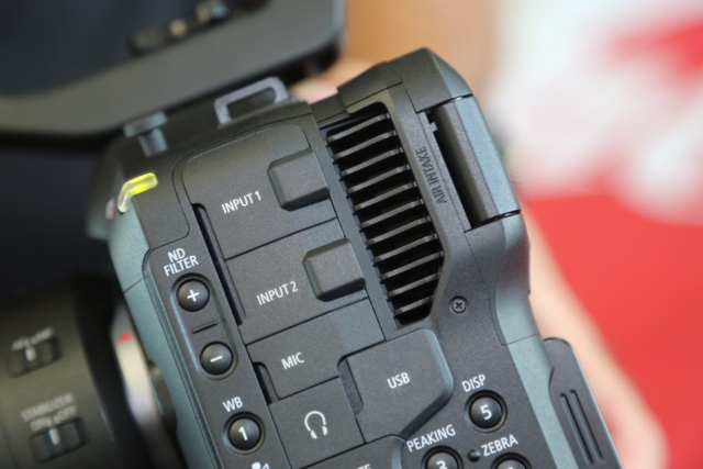 EOS-C70-Canon-Mediakwest-5 Un système de refroidissement optimal pour ce boîtier compact avec une entrée de ventilation et deux sorties...