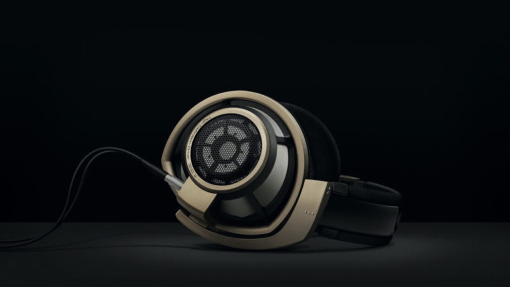 Pour cette édition anniversaire limitée à 750 exemplaires, chaque casque HD 800 S en coloris or mat portera sur son arceau son numéro de série gravé au laser © DR