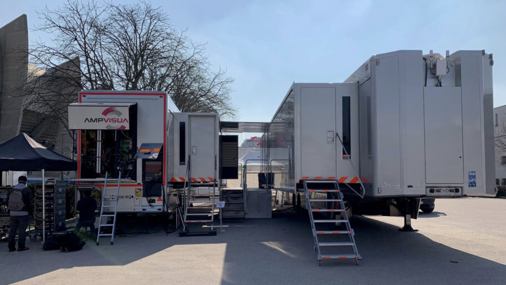 AMP VISUAL TV connecte ses deux cars-régies Millenium pour un match de Ligue des Champions PSG-Barcelone © DR