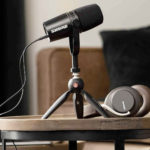 Podcasting : Shure offre un kit associant son microphone MV7 avec le trépied pixi mini de Manfrotto © DR