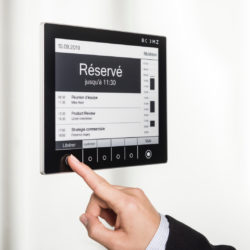 Gestion intelligente des espaces de travail : un retour plus serein au bureau avec ROOMZ © DR