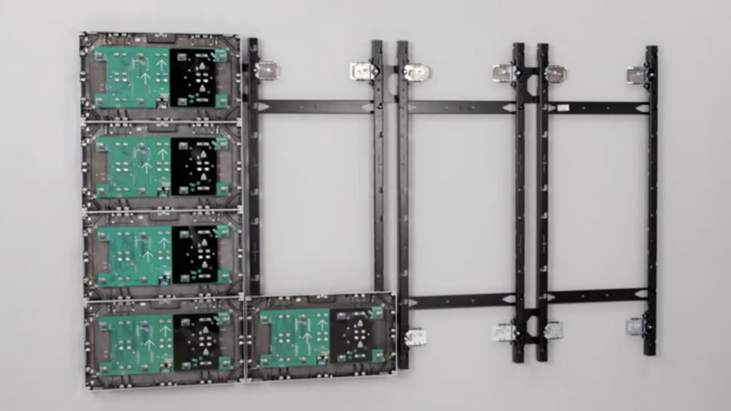 L’ingéniosité des supports Chief TiLED pour les murs LED © DR