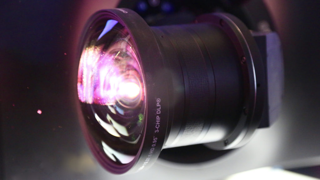 Les événements en Europe privilégient de plus en plus les vidéoprojecteurs à la place des écrans LED © Nathalie Klimberg