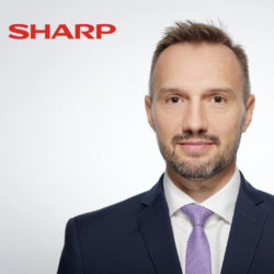 Sharp harmonise le nom de sa marque sur la scène internationale © DR