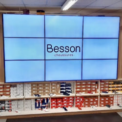 Besson Chaussures installe des murs vidéo Philips PDS dans son magasin © DR