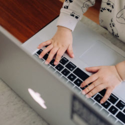 Zoom à l’heure du Covid © Photo by Charles Deluvio on Unsplash