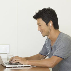 Etude Epos : vers une hybridation du travail et une augmentation des investissements dans les équipements audio © Adobe Stock