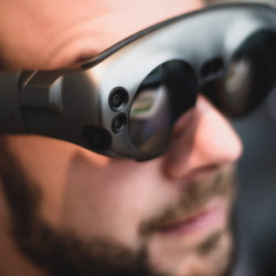 Télétravail et innovations IA/AR : 3 questions à Hendrik Witt de TeamViewer © Photo by Bram Van Oost on Unsplash