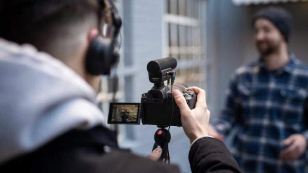 Contrôle total : Vérification facile des niveaux et des performances audio grâce à la sortie casque de monitoring et avec réglage du volume © DR