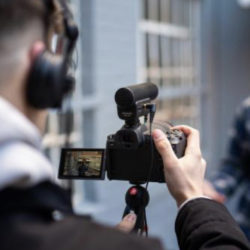 Contrôle total : Vérification facile des niveaux et des performances audio grâce à la sortie casque de monitoring et avec réglage du volume © DR