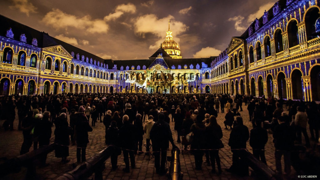 Napoléon et son emblème, l’aigle, planent sur la Cour des Invalides cet été © DR