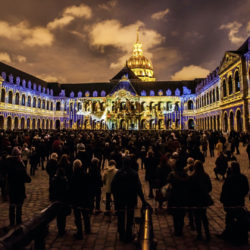 Napoléon et son emblème, l’aigle, planent sur la Cour des Invalides cet été © DR