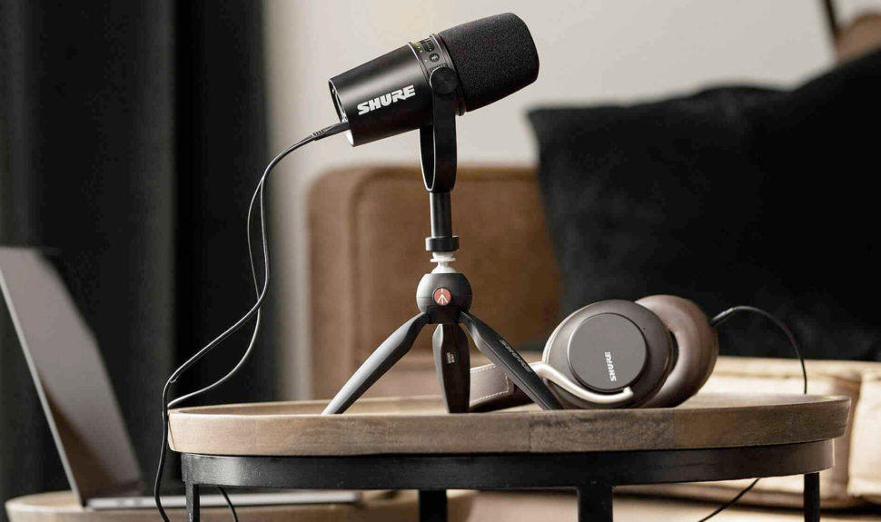 Podcasting : Shure offre un kit associant son microphone MV7 avec le trépied pixi mini de Manfrotto © DR